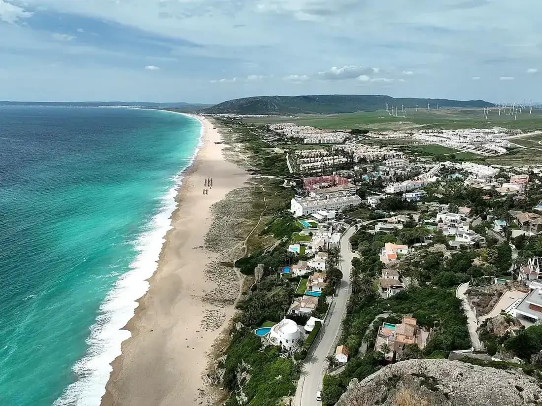 Vuelo aéreo sobre la línea de costa