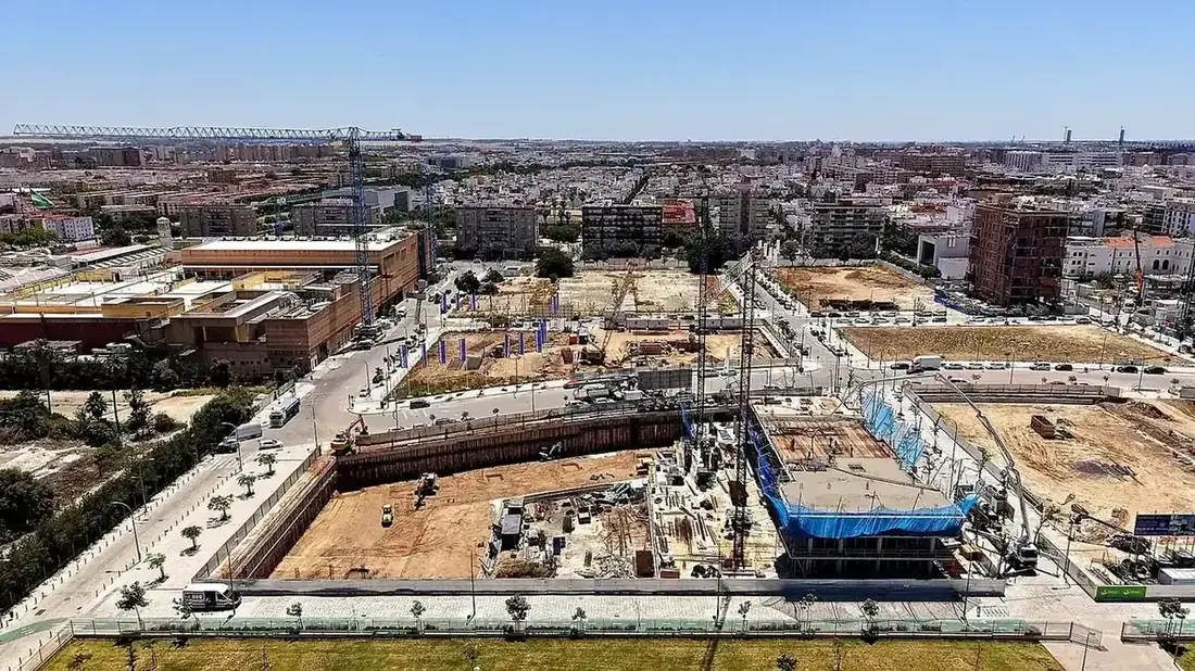 Excavación urbana con torres grúa vista desde el aire