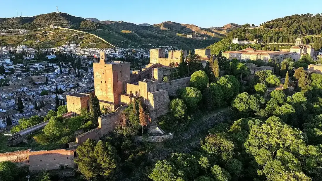 Diez localizaciones de Granada para grabar con dron (y qué hace falta en cada una)