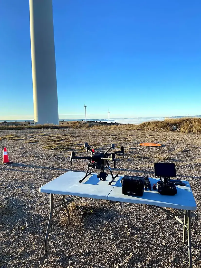 Dron DJI Matrice preparado para la inspección de un aerogenerador