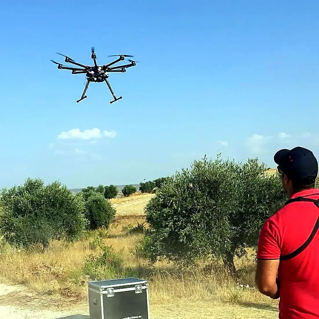 Hexacóptero profesional en vuelo fotogramétrico sobre un olivar